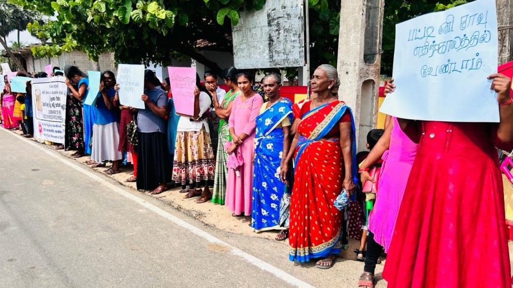 பட்டினிச் சாவைத் தடுக்கக் கோரி அம்பாறையில் பெண்கள் ஆர்ப்பாட்டம்