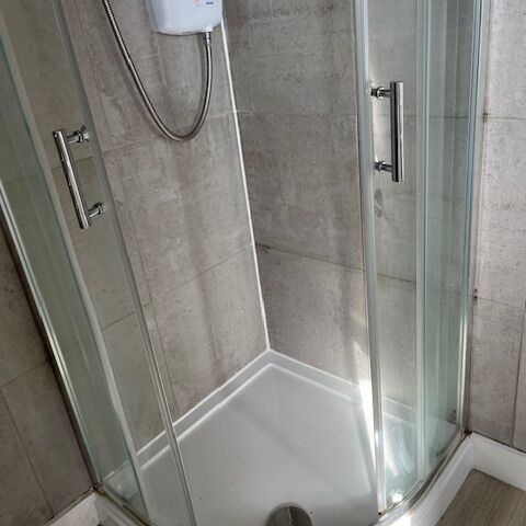 York Road Large Ensuite Room To Let