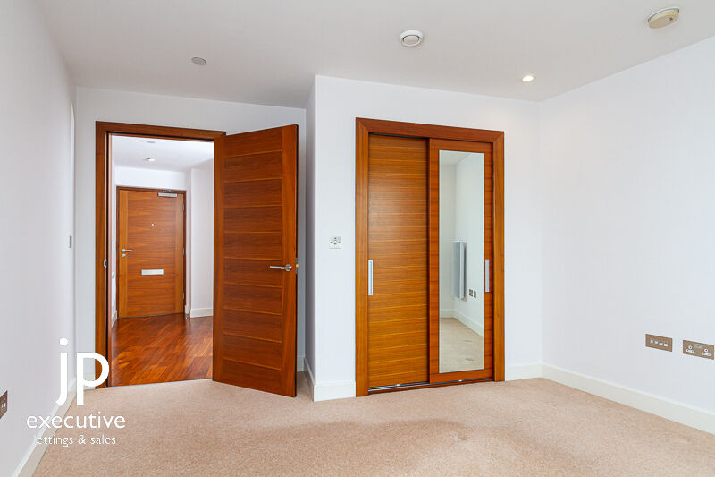 HAYES APARTMENTS CARDIFF CITY CENTRE FURNISHED/UNFURNISHED TWO BEDROOM PENTHOUSE WITH VIEWS OVER THE CITY CENTRE