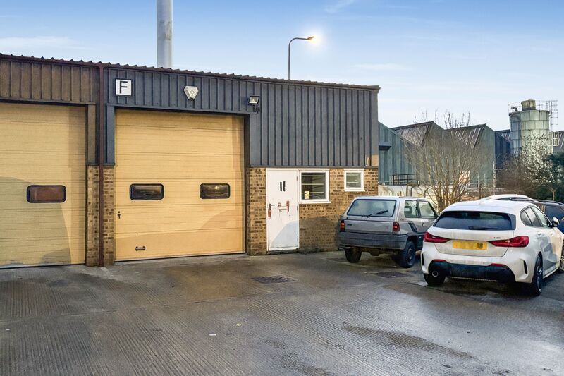 Light Industrial/Storage Unit - Witney - 1170 sq ft (108 sq m) - TO LET