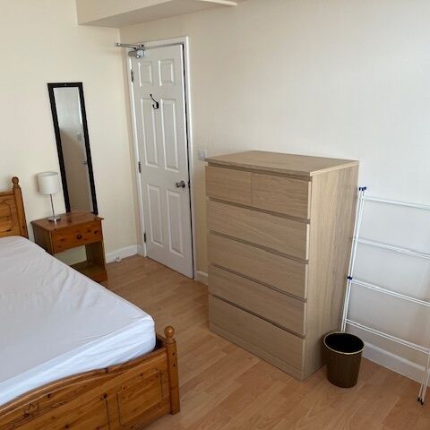 Bridge Street 3 Rooms To Let