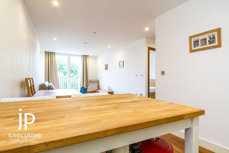 HAYES APARTMENTS CARDIFF CITY CENTRE FURNISHED ONE BEDROOM APARTMENT