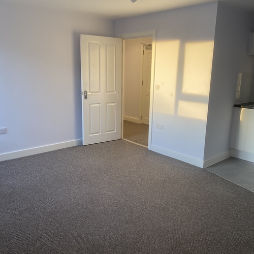 QUEENSWAY, BLETCHLEY - 1 BEDROOM