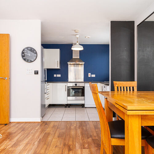 CENTURY WHARF CARDIFF BAY FURNISHED ONE BEDROOM APARTMENT WITH BALCONY