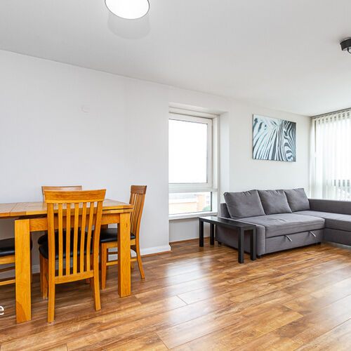 CENTURY WHARF CARDIFF BAY FURNISHED ONE BEDROOM APARTMENT WITH BALCONY