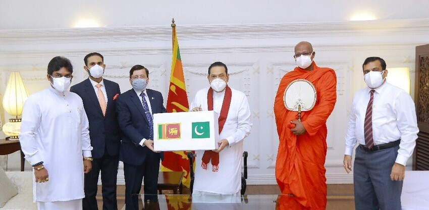 பாக்கிஸ்தான் கொவிட் 19 தொற்றாளர்களுக்கு தேவையான வைத்திய உபகரணங்களை பிரதமர் மஹிந்த ராஜபக்ஷவிடம்கையளித்தது