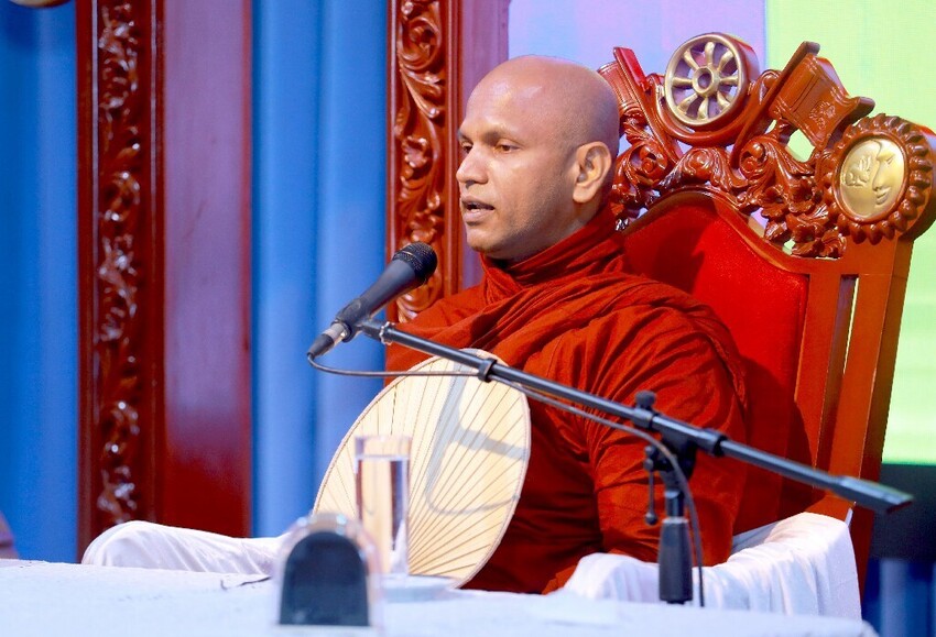 213ஆவது 'அமாதம் சிசிலச' தர்ம உபதேச நிகழ்வில் இலங்கை  பிரதமர் பற்கேற்பு