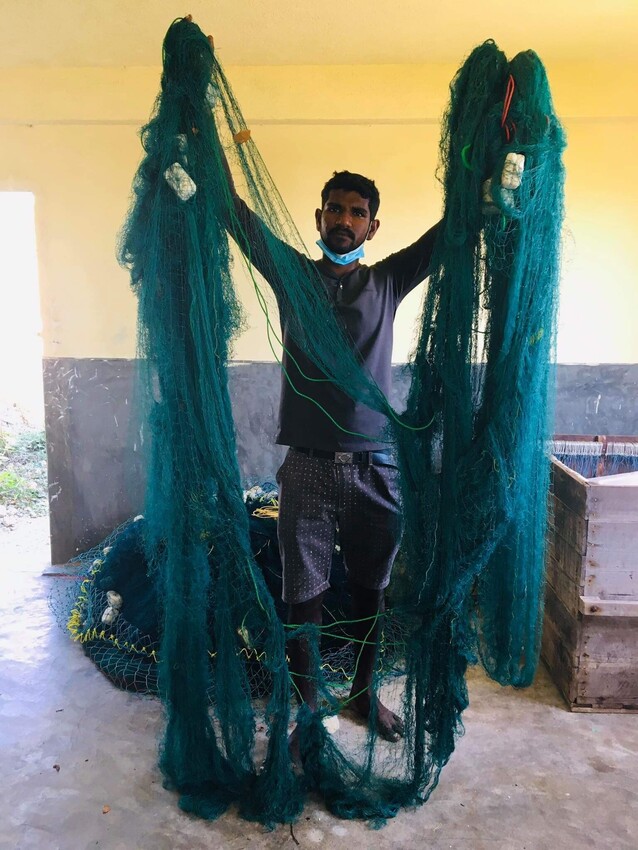 வடமராட்சி மீனவர்கள் இந்திய டோலர் படகுகளால் நாசமாக்கப்பட்ட வலைகளை எரித்து  போராட்டத்தில் ஈடுபட்டனர்.