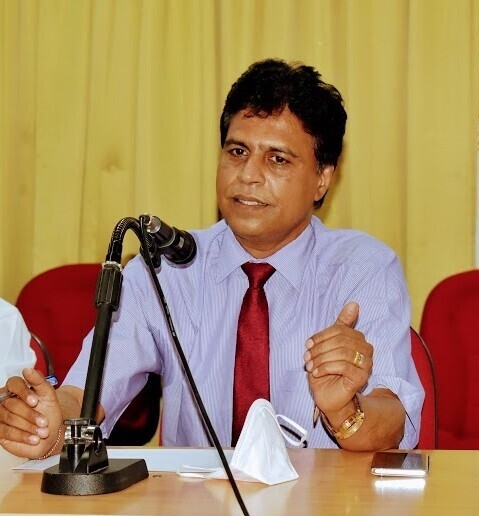 சைனோபாம்  தடுப்பூசி ஏற்ற ஆர்வமற்ற இளைஞர்கள்