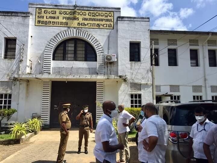 அனுராதபுரம் சிறைச்சாலையில் தடுத்து வைக்கப்பட்டுள்ள அரசியல் கைதிகளை பார்வையிட்ட பாராளுமன்ற உறுப்பினர்