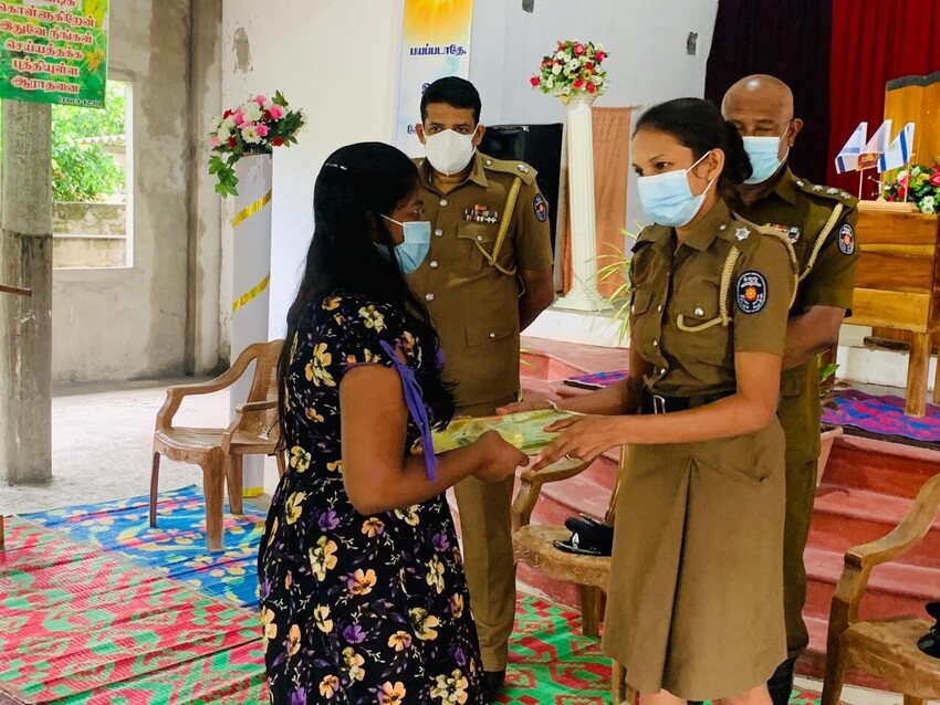 சிறுவர் தினத்தை முன்னிட்டு மன்னாரில் பொலிசாரால் அன்பளிப்பு