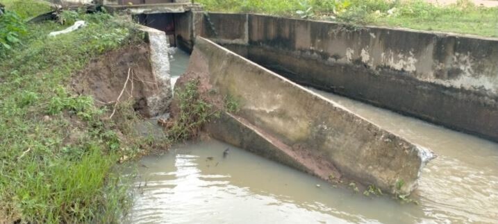 இடிந்து விழுந்த இரணைமடுக் குளத்தின் வாய்க்கால்