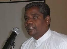 வரவேற்கின்றார் இரா.துரைரெத்தினம்