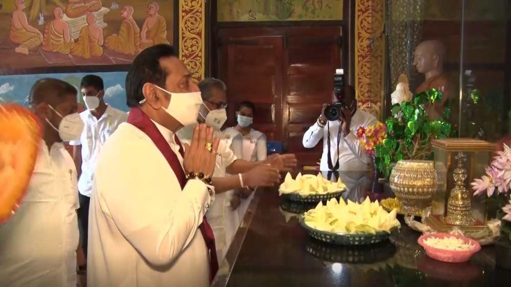 யாழ்ப்பாணத்தில் 50 பாடசாலை மாணவர்களுக்கு  பிரதமர் பாடசாலை உபகரணங்களை வழங்கி வைத்தார்