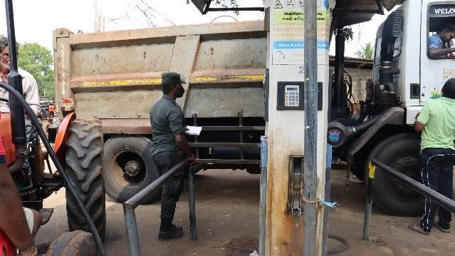 மல்லாவி எரிபொருள் நிரப்பு நிலையத்தில் இராணுவ பாதுகாப்புடன் எரிபொருள் விநியோகம்....!