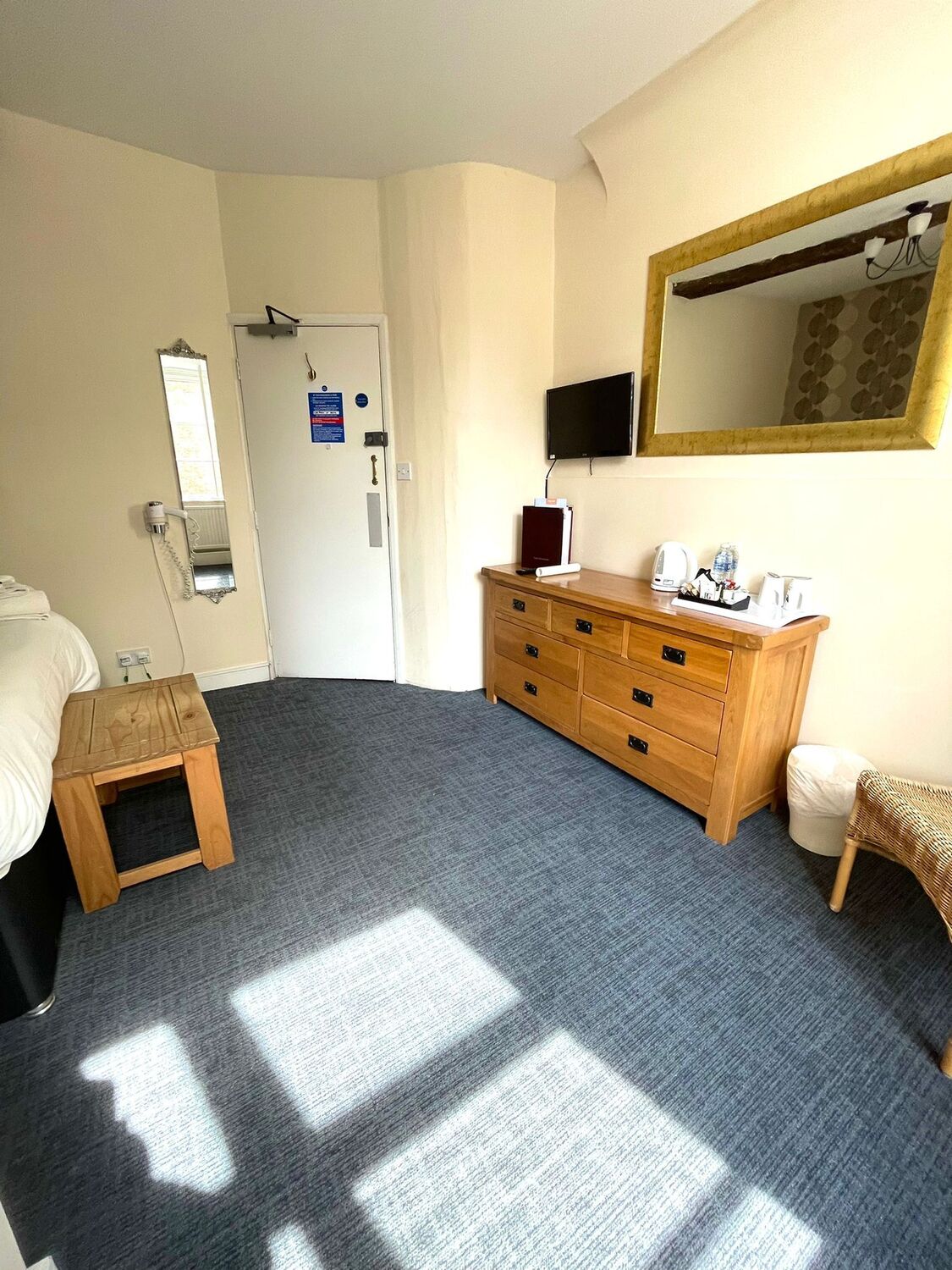 DoubleEnsuite Room 01 The Crown and Cushion Hotels in Eton B