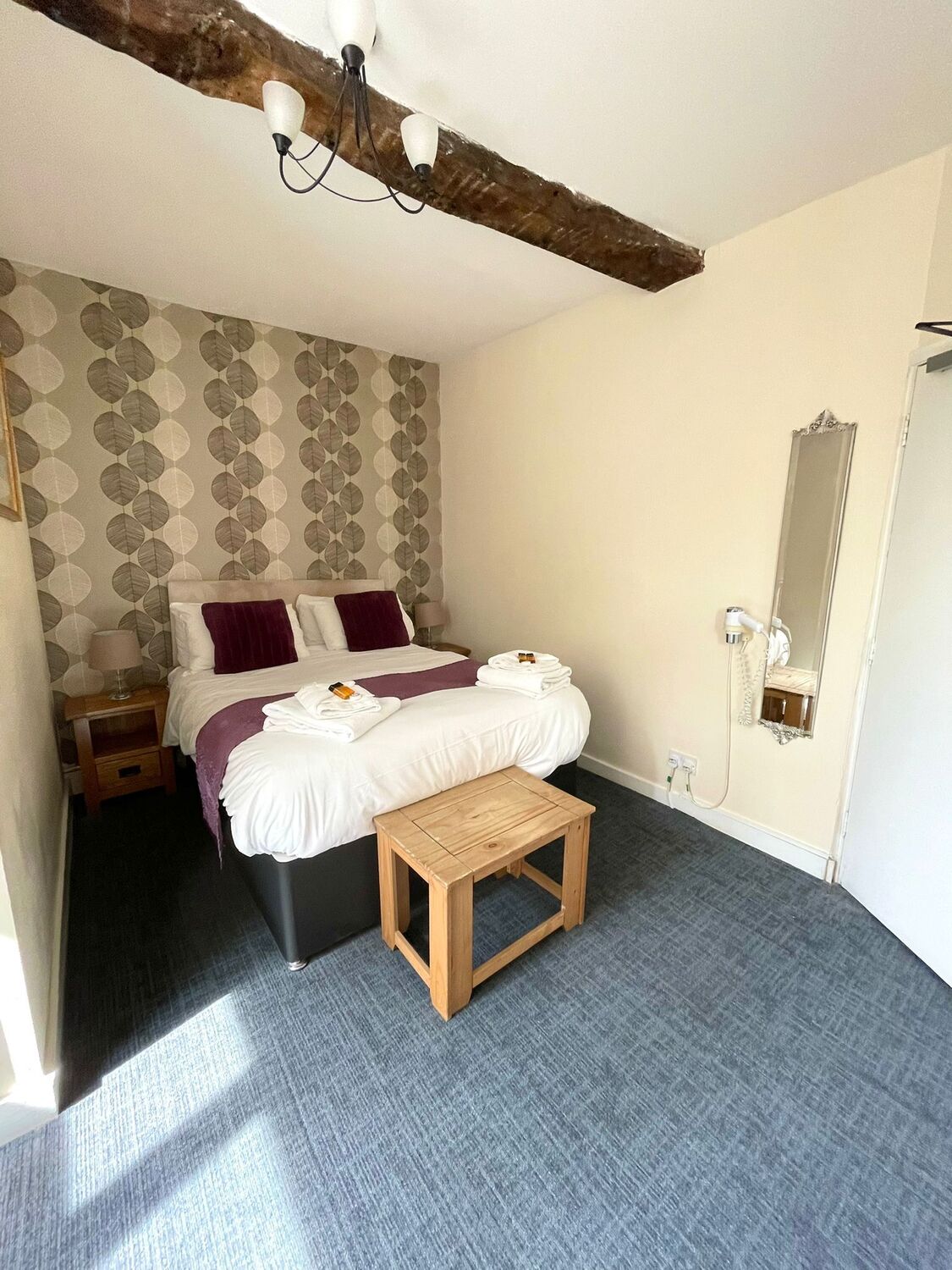 DoubleEnsuite Room 01 The Crown and Cushion Hotels in Eton B