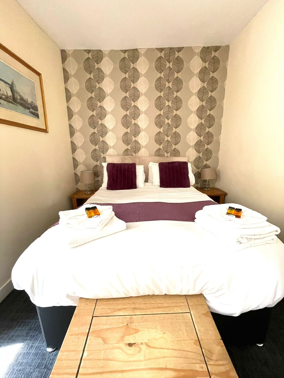 DoubleEnsuite Room 01 The Crown and Cushion Hotels in Eton B