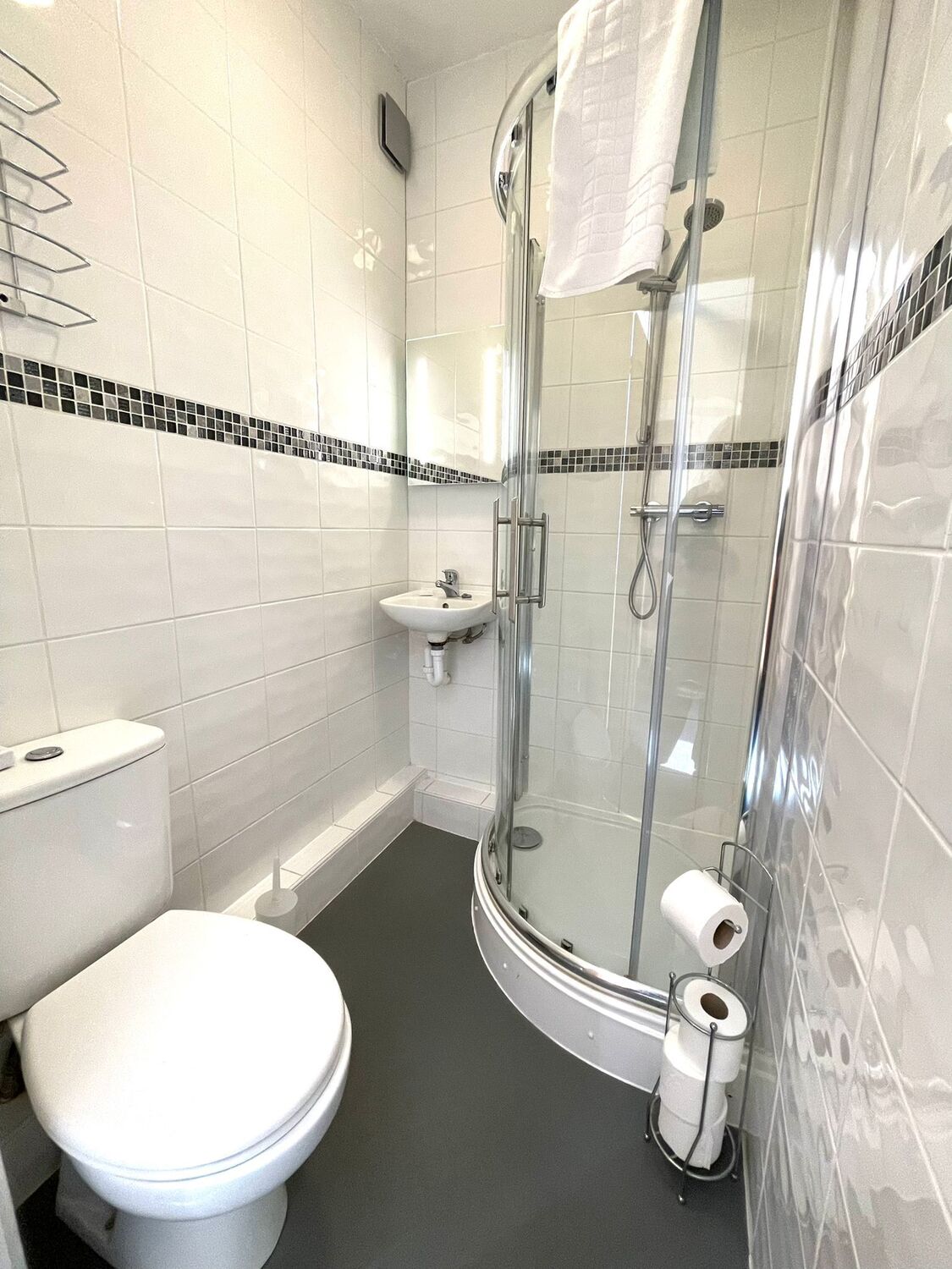 DoubleEnsuite Room 01 The Crown and Cushion Hotels in Eton B