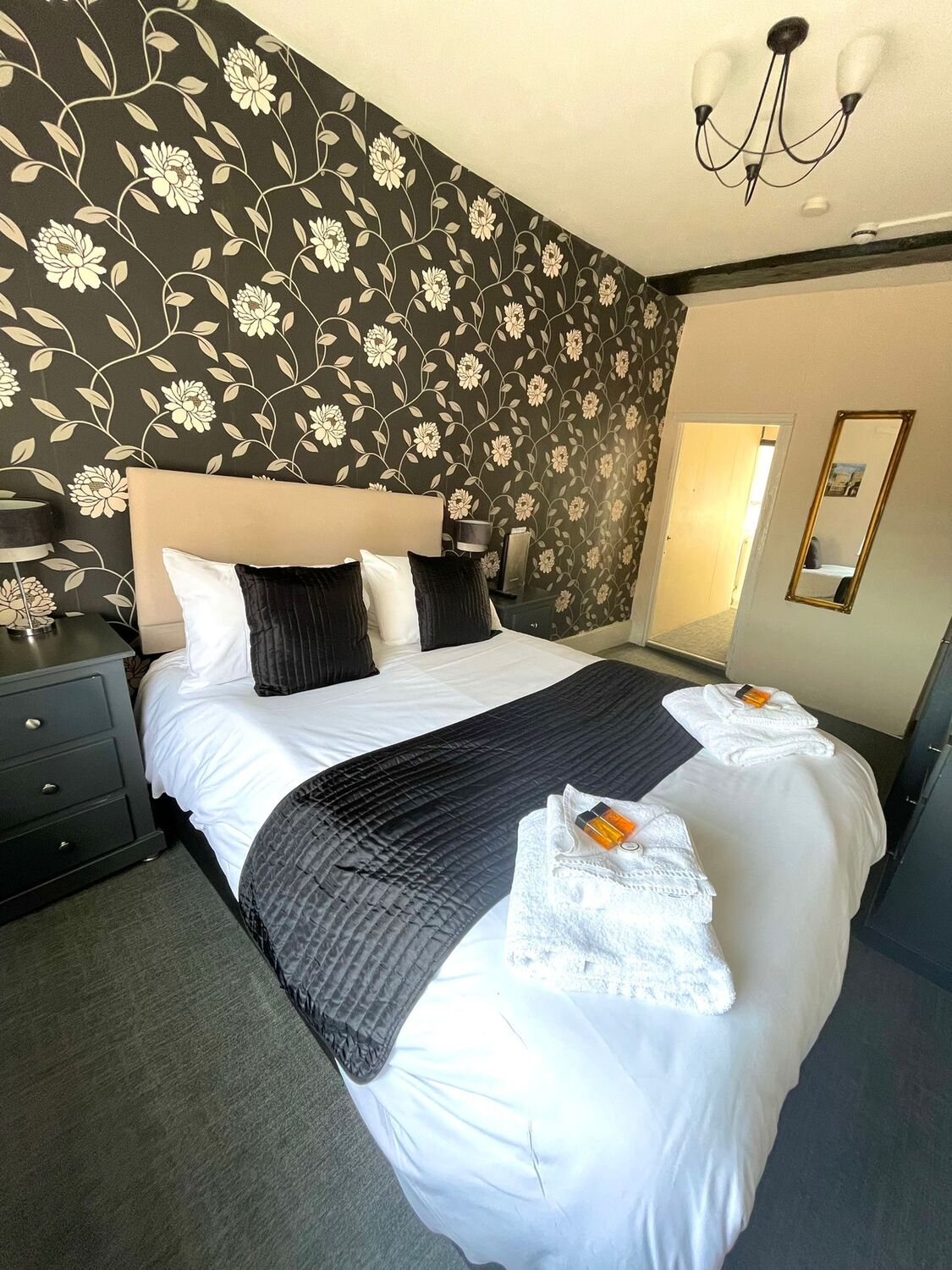 DoubleEnsuite Room 08 The Crown and Cushion Hotels in Eton B