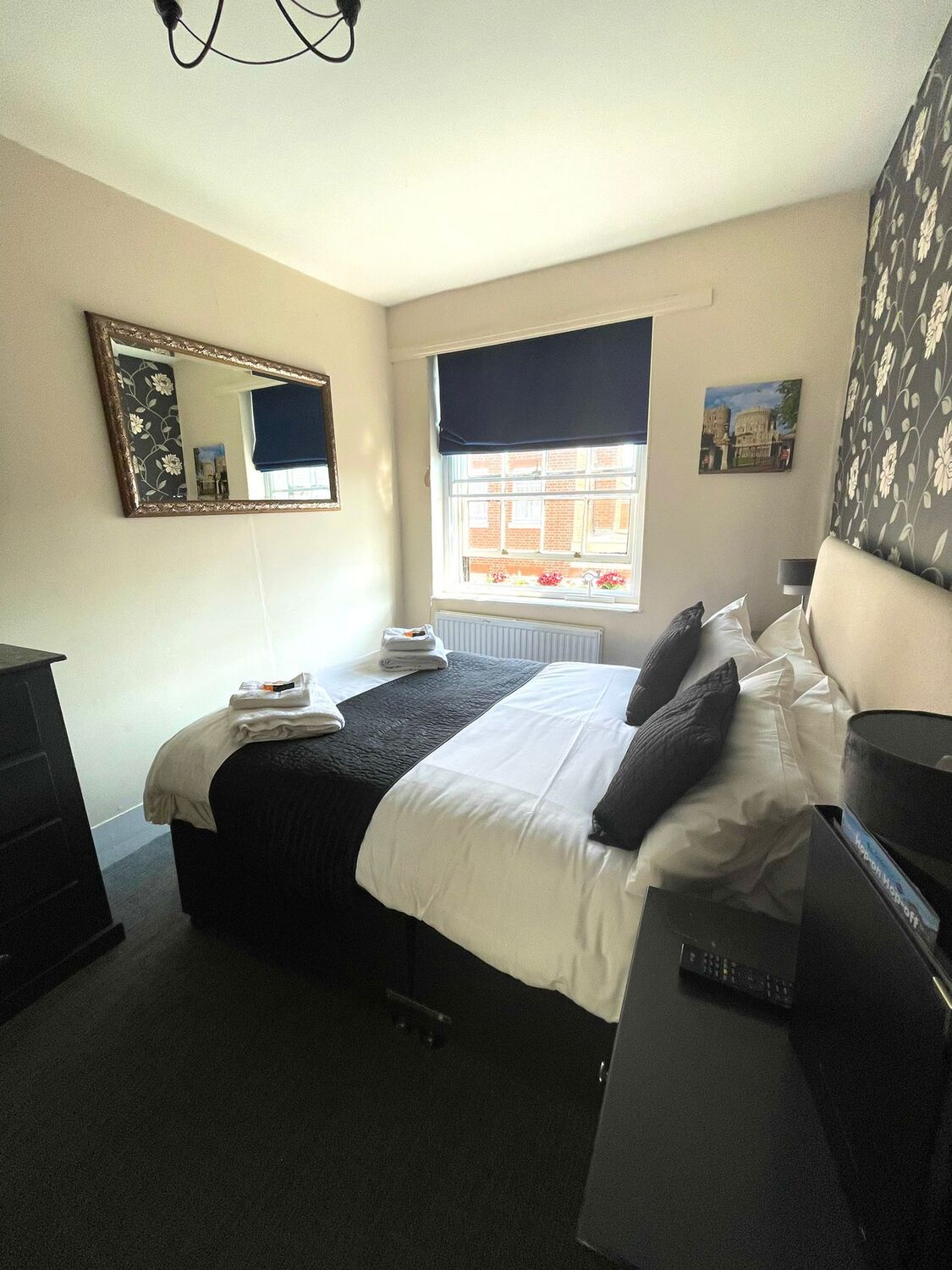 DoubleEnsuite Room 08 The Crown and Cushion Hotels in Eton B