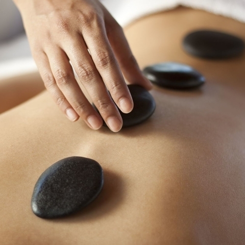 Hot stone Massage THE INSTITUTE OF COSMÉTOLOGIE Beauty Training