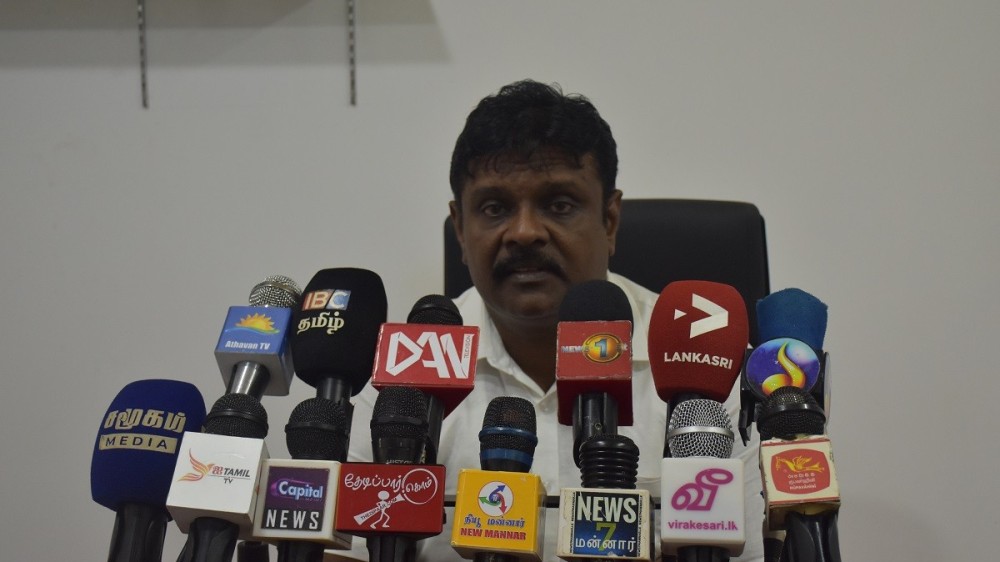 எல்லாரும் தமிழர்களாகிய நம்மை ஏமாற்றபவர்களாகத்தான இருக்கிறார்கள்