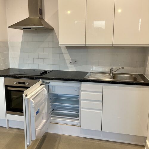 QUEENSWAY, BLETCHLEY - 1 BEDROOM