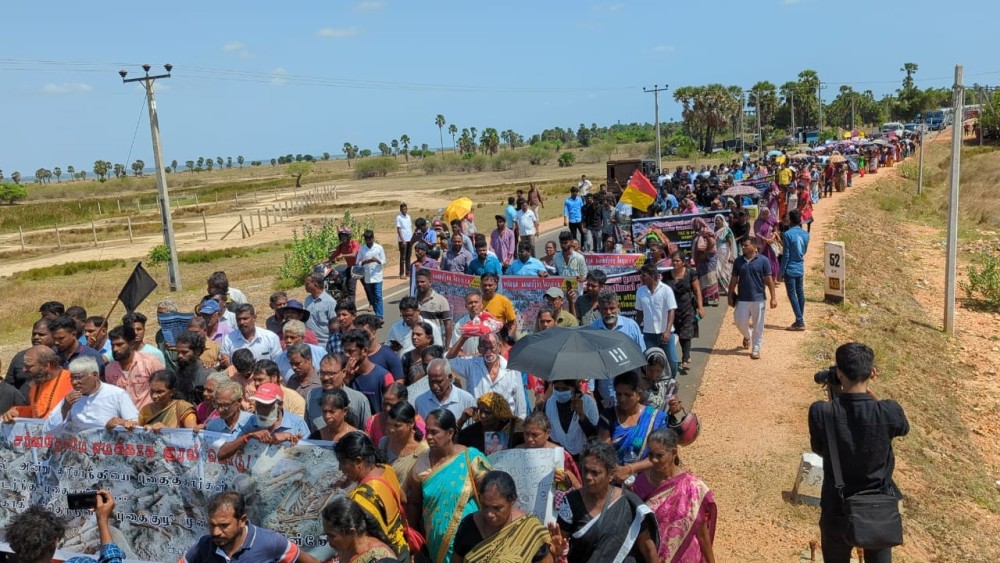 கொக்குத்தொடுவாய் மனிதப் புதைகுழி மர்மம். நீதி கோரி முல்லையில் திரண்டனர் மக்கள்!