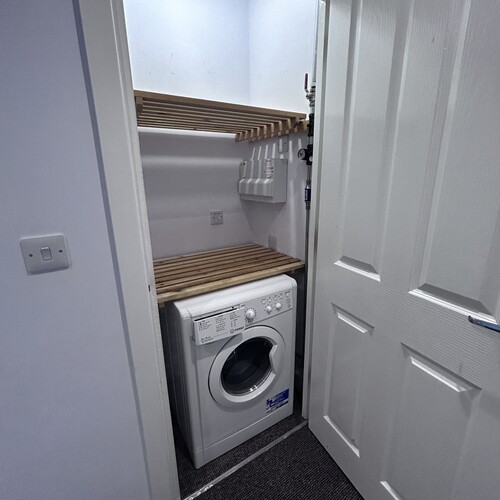 QUEENSWAY, BLETCHLEY - 1 BEDROOM