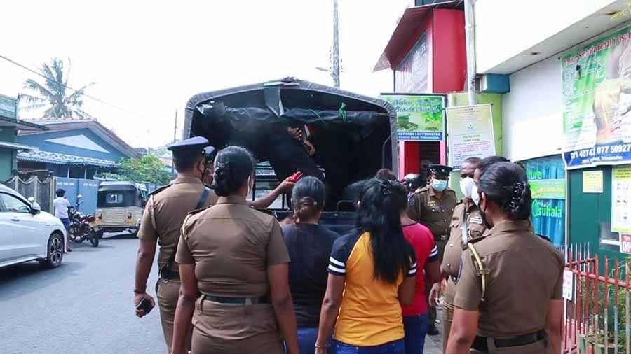 ஊர்மக்களால் சுற்றிவளைப்பு