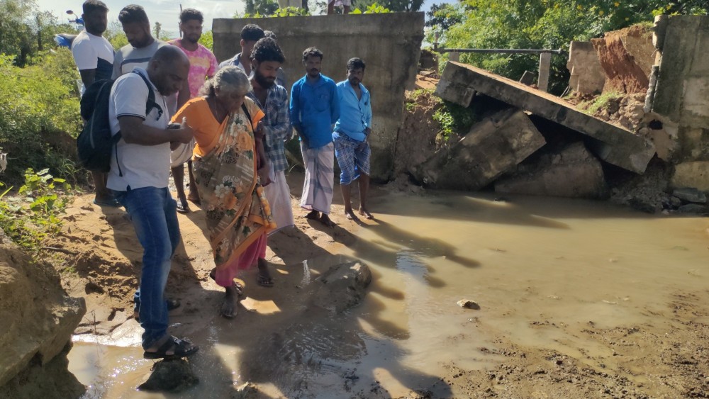 புதிதாக கட்டிய பாலம் உடைந்து - காயப்பட்டவர்கள் வைத்தியசாலையில்  