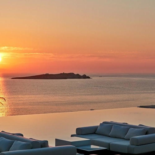 Bill & Coo Suites and Lounge