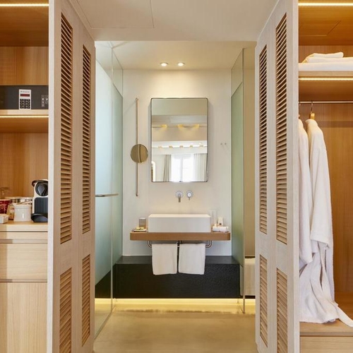 Bill & Coo Suites and Lounge