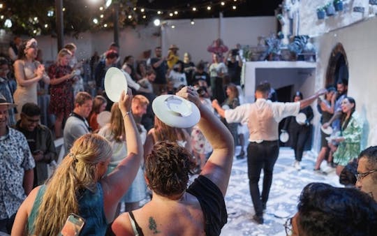 La experiencia teatral interactiva «The Greek Wedding Show» en Santorini