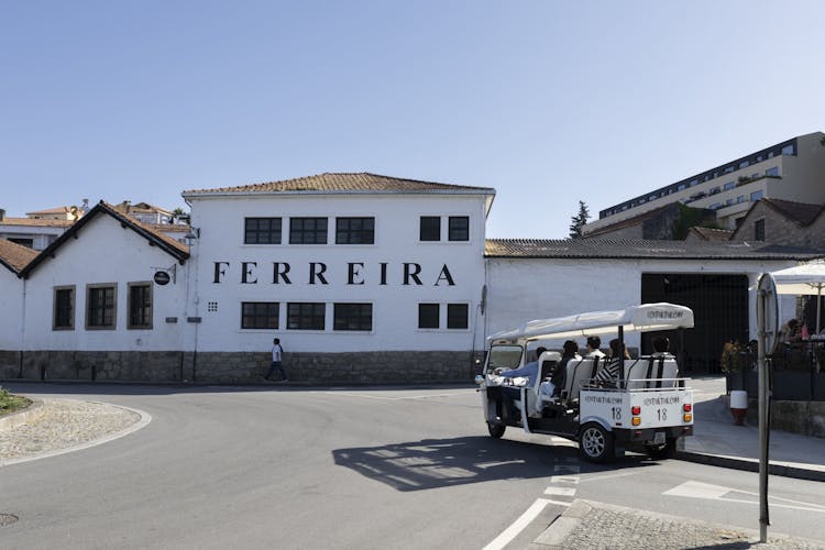 Ruta gastronómica y enológica por Oporto en un tuk tuk ecológico privado