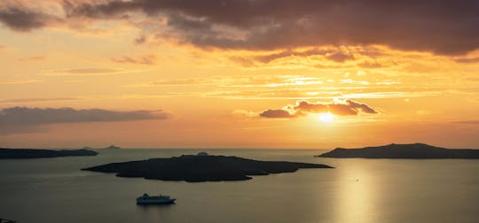 Crucero clásico en catamarán al atardecer por Santorini, recogida, almuerzo y bebidas
