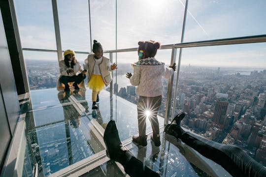 Entrada general a SUMMIT One Vanderbilt con subida en ascensor de cristal
