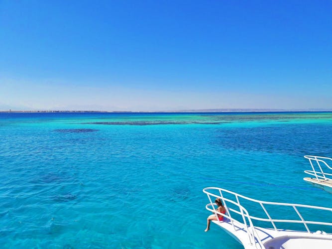 Excursión privada en barco para practicar snorkel y visitar una isla, con almuerzo incluido, desde Hurghada
