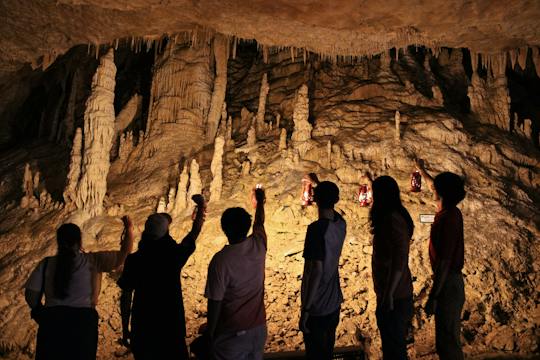 Visita guiada con linternas a las cuevas de Natural Bridge