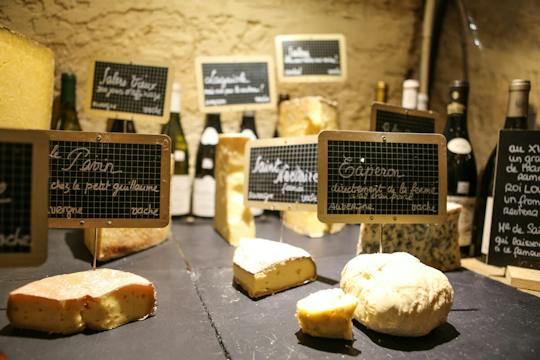Cata de quesos en Burdeos con más de 100 quesos y vinos