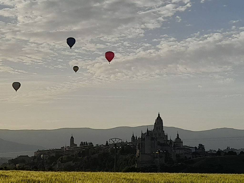 Viaje en globo sobre Segovia con traslado desde Madrid