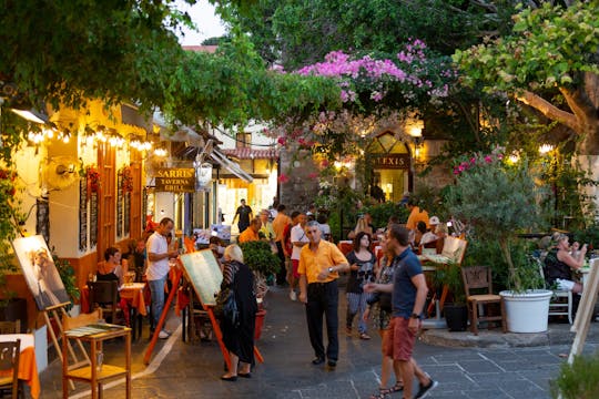 Visita nocturna a la ciudad de Rodas con cena y traslados opcionales