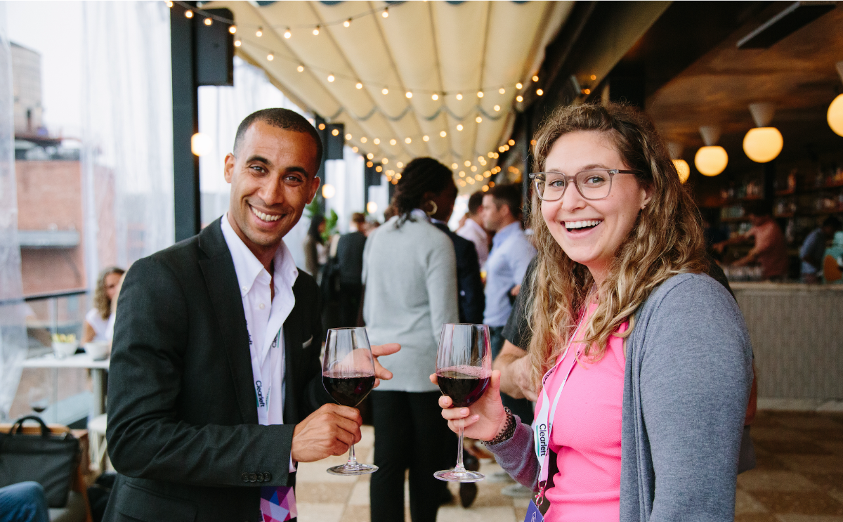 Two people with glases of wine at the Leading design Meetup in New York