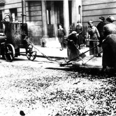 Women tar sprayers at work in Clarendon Street in May 1918. | City of Westminster Archive Centre