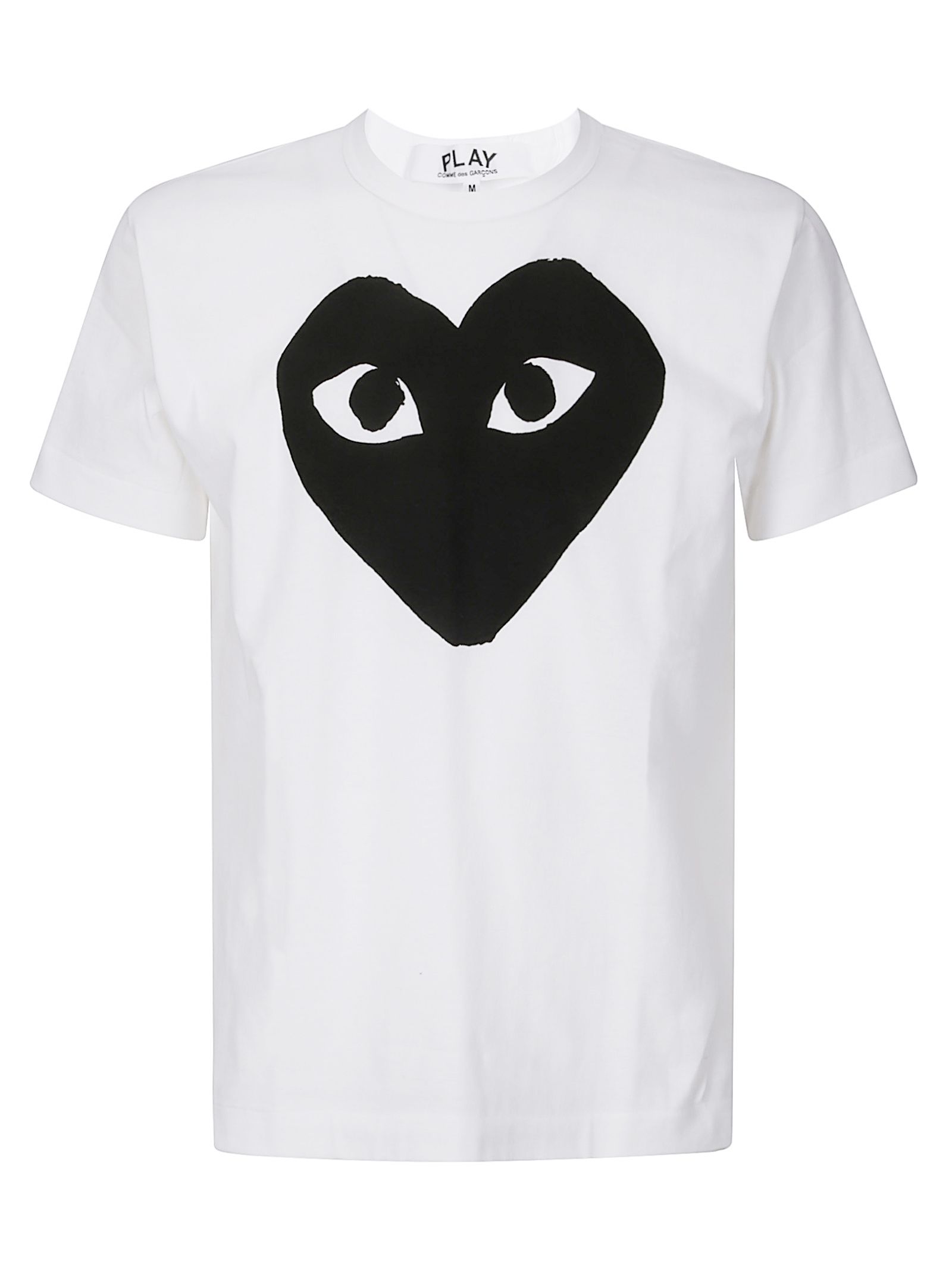 Camiseta blanca con corazón.