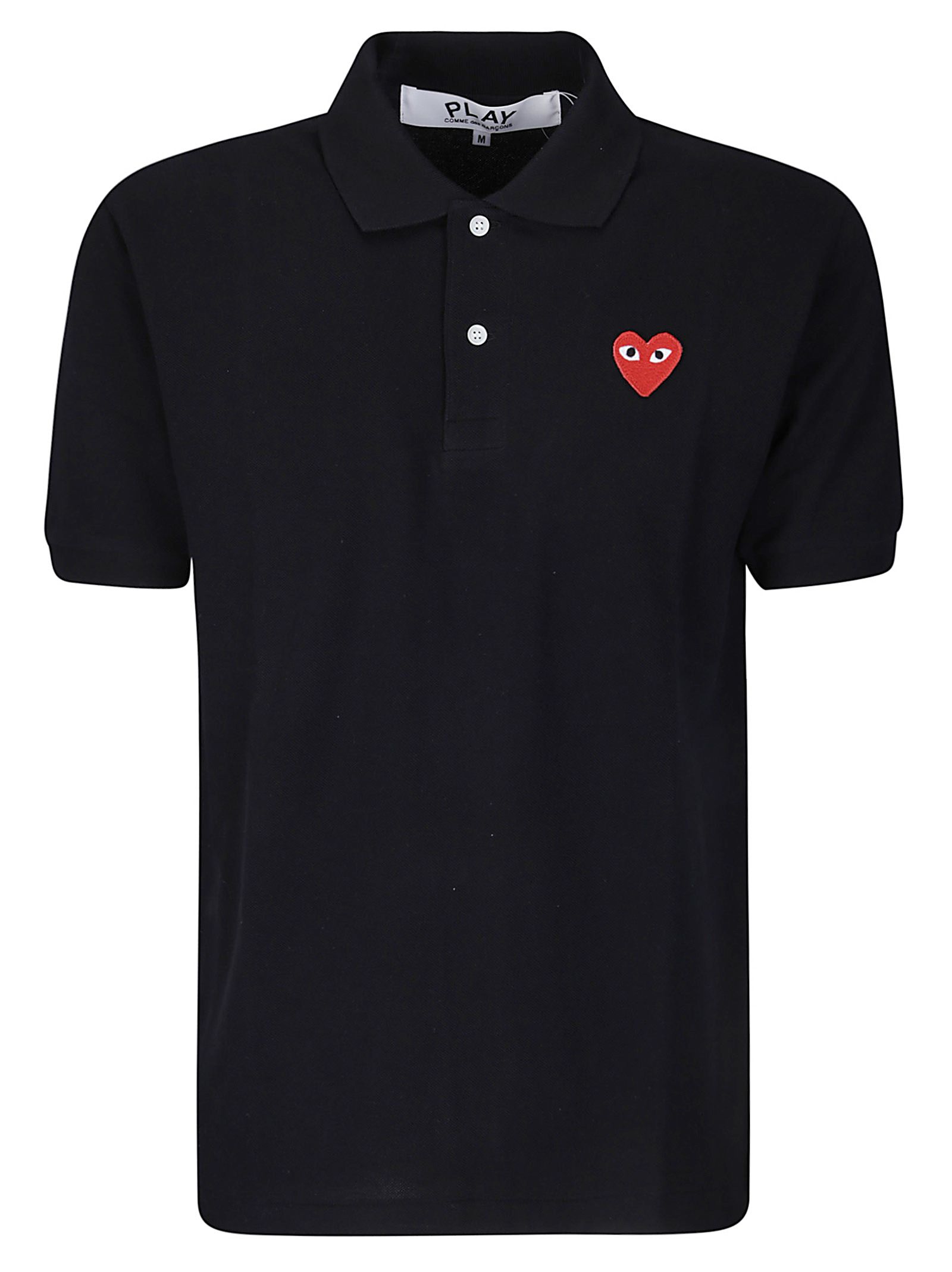 Camiseta con emblema rojo y corazón rojo