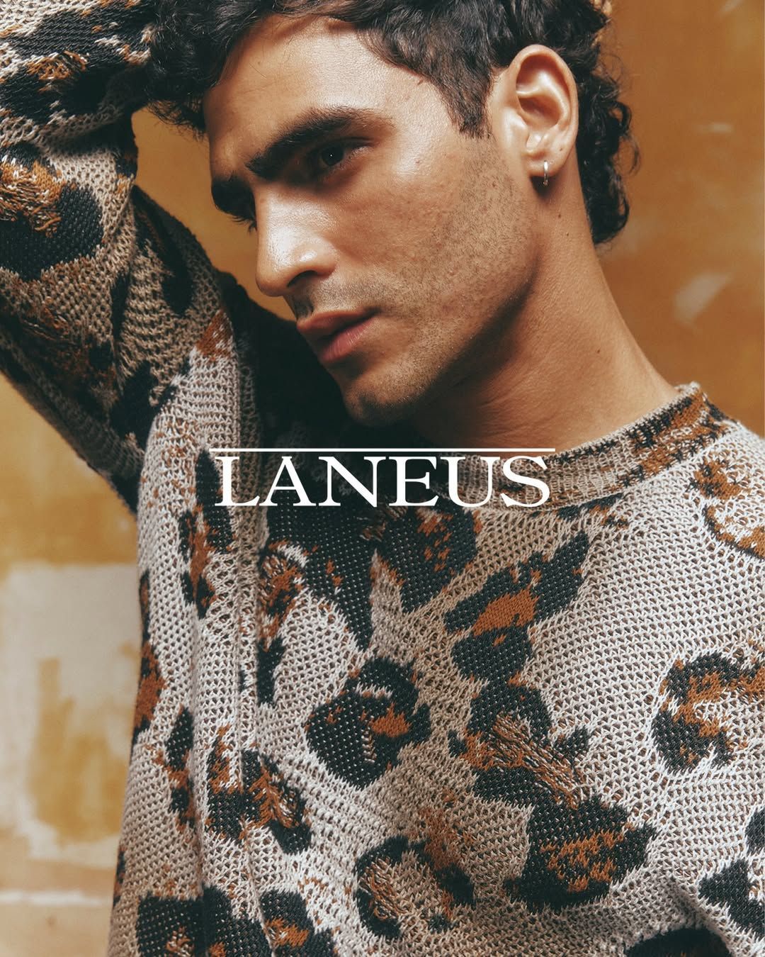 Il Nuovo Codice del Lusso Maschile: L’Ascesa di Laneus tra Materia e Minimalismo Analisi del trend Laneus 2026: il knitwear di lusso come nuovo paradigma del guardaroba maschile contemporaneo