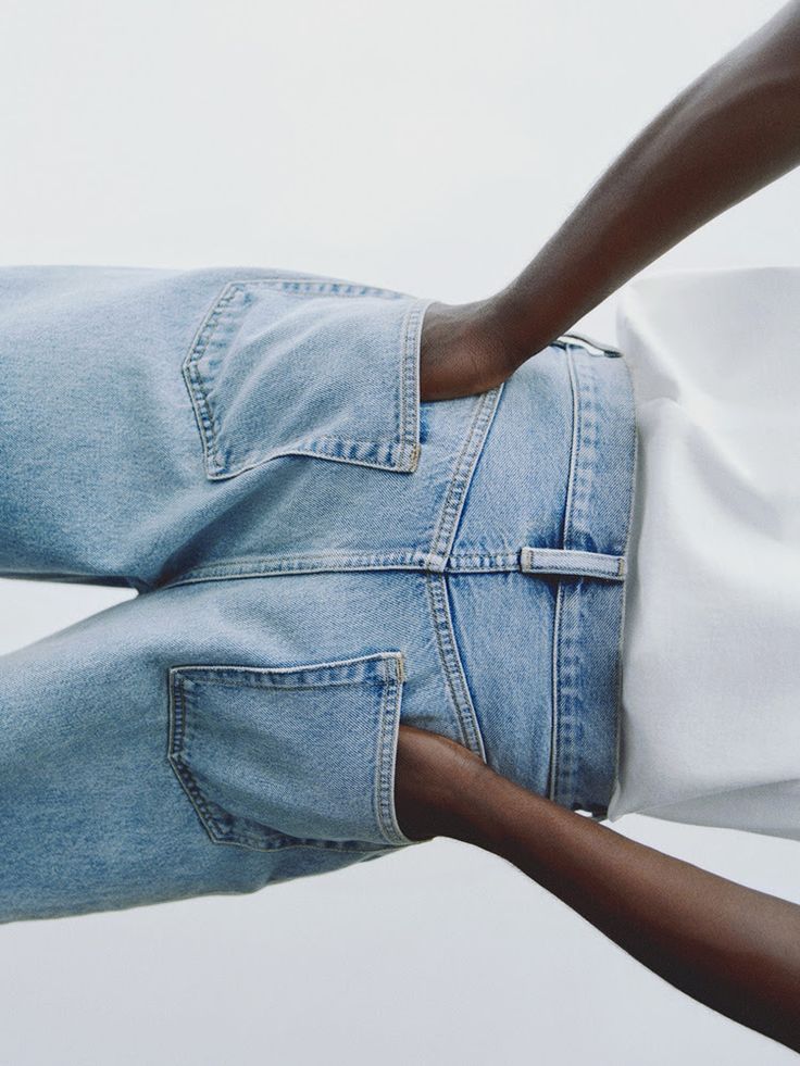 Il jeans riscrive le regole: tra volumi contemporanei, sartorialità e nuove idee di stile. I Brand consigliati da Vitale Boutique