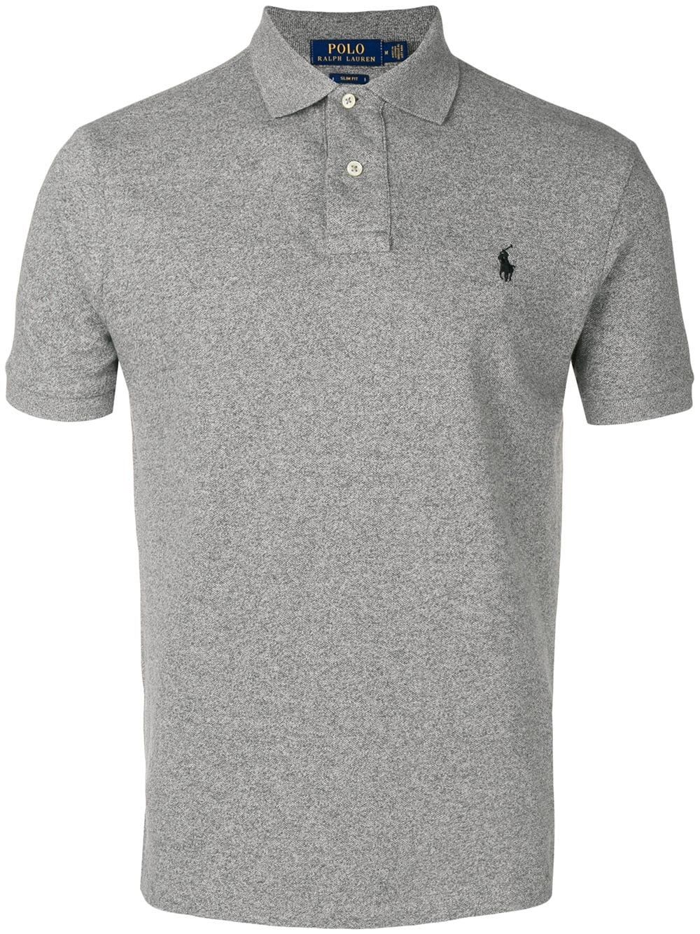 Polo Ralph Lauren  Aggiornate il vostro guardaroba con questa classica polo grigia di Ralph Lauren. Realizzata in 100% cotone per il massimo comfort e caratterizzata da un logo ricamato, questa polo è un must per la collezione di abbigliamento maschile.